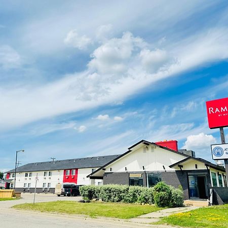 Ramada By Wyndham Dawson Creek Hotel Eksteriør billede
