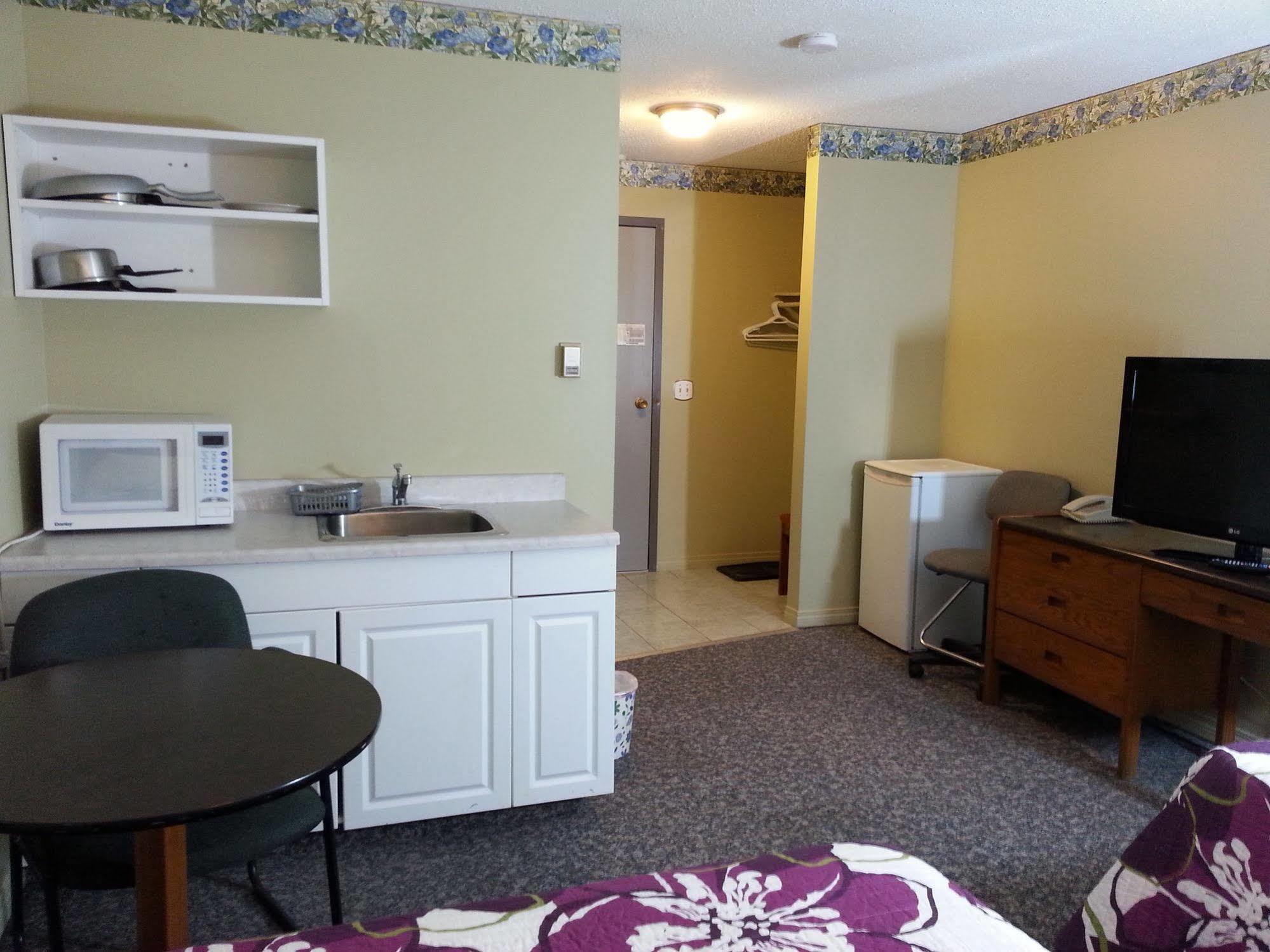 Ramada By Wyndham Dawson Creek Hotel Eksteriør billede