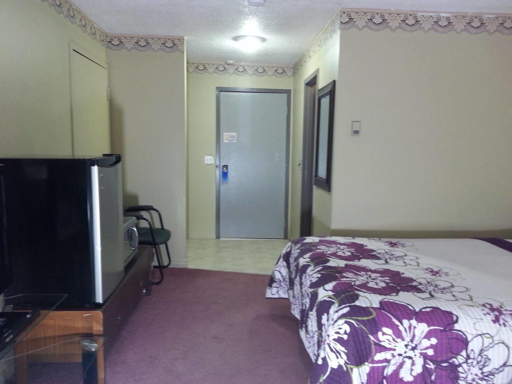 Ramada By Wyndham Dawson Creek Hotel Eksteriør billede